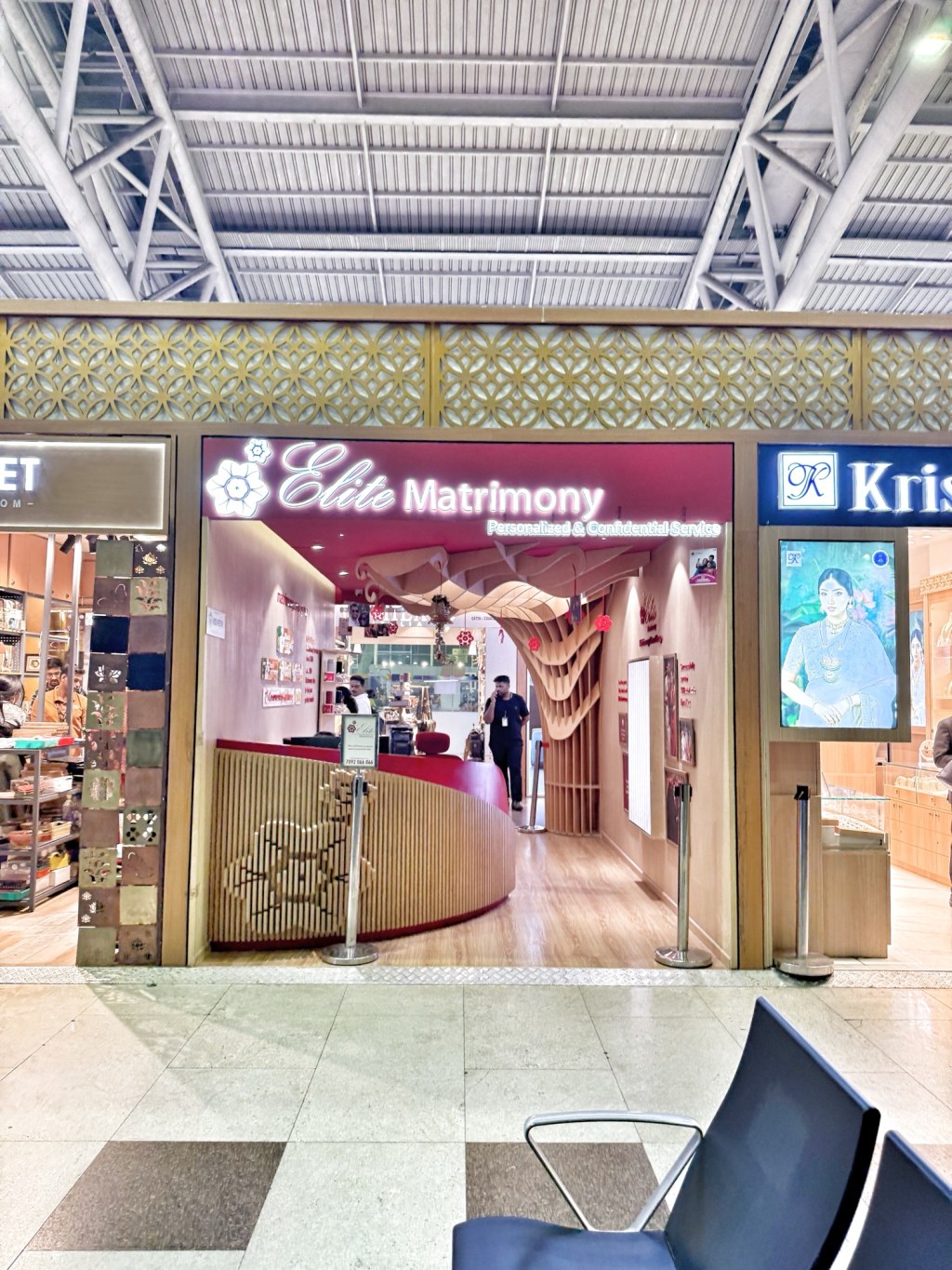 Four Picture Diary: Digital Transformation, Airport Counselling and English Themed&nbsp;Pubs